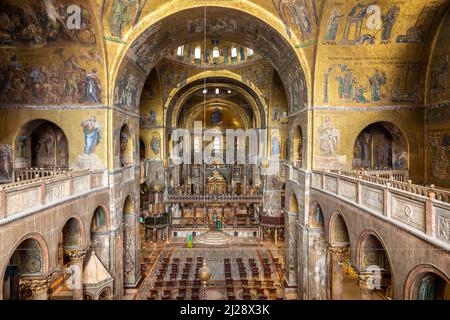 Venedig, Italien - 1. Juli 2021: Goldenes Wandmosaik im Markusdom oder San Marco`s Venedig. Es ist das Wahrzeichen Venedigs. Stockfoto